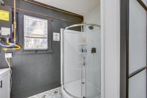 una ducha con puerta de cristal en un baño en Winnsboro Tiny House with Trails, Yard Games and More!, en Winnsboro 19 fotos más