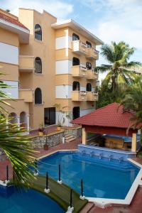 un hôtel avec une piscine devant un bâtiment dans l'établissement Hotel Vista Caribe Villas, à Playa del Carmen