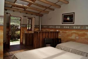 una camera da letto con due letti e un camino di Tradicion Colca a Yanque Altre 37 foto