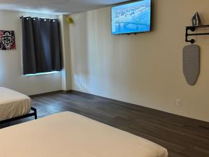 Un pat sau paturi într-o cameră la Nova Hotel JFK +4 fotografii