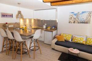 Η κουζίνα ή μικρή κουζίνα στο Central Split rooms and apartments Paese