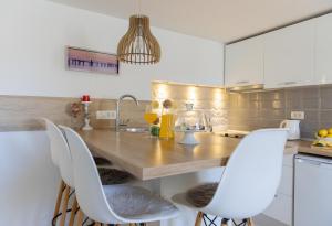Η κουζίνα ή μικρή κουζίνα στο Central Split rooms and apartments Paese