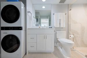 Ένα μπάνιο στο LeMarquis, Old Naples Condo, Near Beach&Downtown +36 φωτογραφίες
