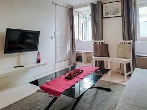 un soggiorno con un tavolo e una tv di Lisbon Sant'Ana Apartment Chiado a Lisbona