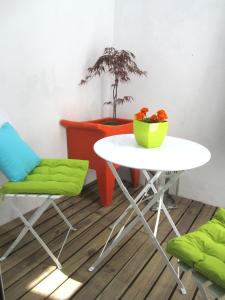 un tavolo con due sedie e un tavolo con una pianta di Lisbon Sant'Ana Apartment Chiado a Lisbona