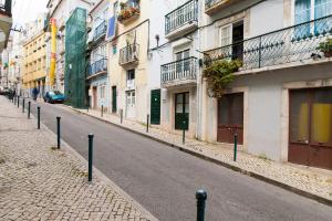 una strada vuota in una città con edifici di Lisbon Sant'Ana Apartment Chiado a Lisbona