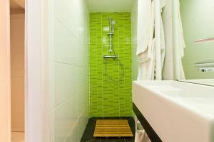 un bagno con doccia con piastrelle verdi di Lisbon Sant'Ana Apartment Chiado a Lisbona Altre 16 foto