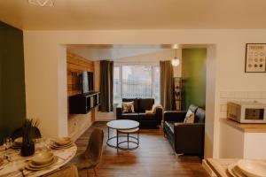 a living room with a couch and a table at Spacious 6 bed Lodge, Free Parking in Sheffield