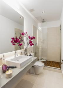 a bathroom with a sink and a toilet and a shower at Gran Via by SkyKey in Madrid