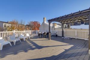 Balkón nebo terasa v ubytování Rooftop Patio with View Baltimore Retreat