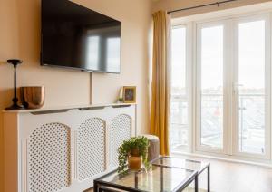 Televisyen dan/atau pusat hiburan di GuestReady - Charming flat in Phibsborough