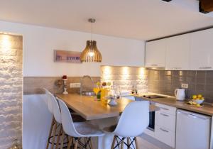 Η κουζίνα ή μικρή κουζίνα στο Central Split rooms and apartments Paese