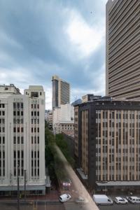 Luxurious Foreshore Getaway في كيب تاون: اطلالة على مدينة فيها مباني وسيارات طويلة