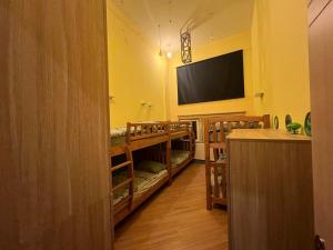 Televiisor ja/või meelelahutuskeskus majutusasutuses Galaxy Hostel