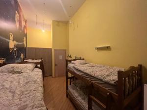 Voodi või voodid majutusasutuse Galaxy Hostel toas
