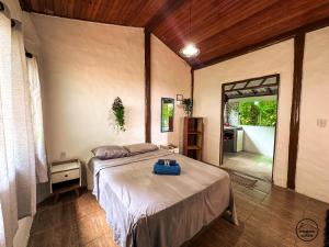 莫罗圣保罗Casas Porto de Cima的一间卧室配有一张蓝色盒子的床