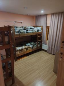 Voodi või voodid majutusasutuse Galaxy Hostel toas