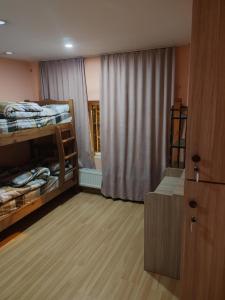 Kuchyň nebo kuchyňský kout v ubytování Galaxy Hostel