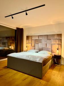 - une chambre avec un grand lit et un mur rembourré dans l'établissement Stilvolles 007 Penthouse nähe Düsseldorf Köln, à Wuppertal
