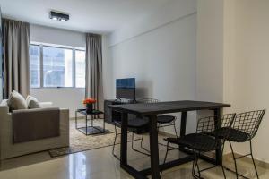 een woonkamer met een tafel, stoelen en een bank bij Marfil Beautiful Apartment in Buenos Aires
