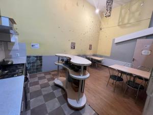 Kuchyň nebo kuchyňský kout v ubytování Galaxy Hostel + 37 fotografií