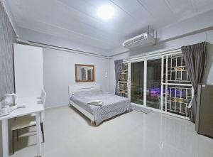 Postel nebo postele na pokoji v ubytování Future Hostel Pattaya