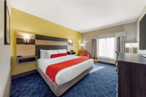 Voodi või voodid majutusasutuse Best Western Plus Midwest City Inn & Suites toas
