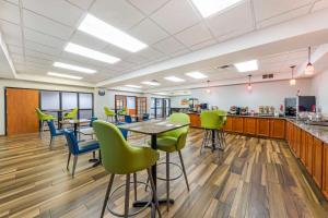 Televiisor ja/või meelelahutuskeskus majutusasutuses Best Western Plus Midwest City Inn & Suites