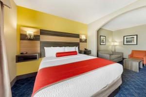 Voodi või voodid majutusasutuse Best Western Plus Midwest City Inn & Suites toas