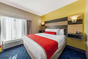 Voodi või voodid majutusasutuse Best Western Plus Midwest City Inn & Suites toas