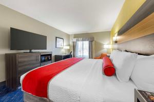 Voodi või voodid majutusasutuse Best Western Plus Midwest City Inn & Suites toas