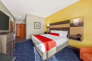 Voodi või voodid majutusasutuse Best Western Plus Midwest City Inn & Suites toas