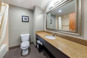 Vannituba majutusasutuses Best Western Plus Midwest City Inn & Suites