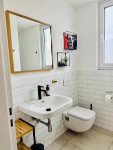 une salle de bain blanche avec un lavabo et des toilettes dans l'établissement Stilvolles 007 Penthouse nähe Düsseldorf Köln, à Wuppertal 32 autres photos