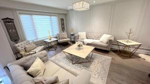 Imagen de la galería de Luxury Modern Retreat, Sauna, Theatre, Pool Table, en Mississauga 21 fotos más