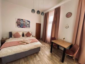Postel nebo postele na pokoji v ubytování Kompletně vybavené studio u divadla - Wi-Fi zdarma