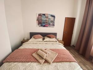Postel nebo postele na pokoji v ubytování Kompletně vybavené studio u divadla - Wi-Fi zdarma