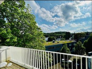 un balcon avec une balustrade blanche et des arbres dans l'établissement Stilvolles 007 Penthouse nähe Düsseldorf Köln, à Wuppertal