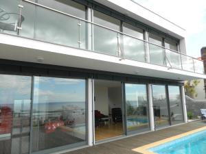 Casa con puertas de cristal y piscina en Villa Boa Vista, en Funchal