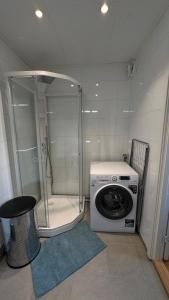 a washing machine and a washer in a room at Apartment Vestpollen in Vestpollen