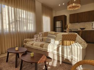 Η κουζίνα ή μικρή κουζίνα στο Olea Earth-Inspired Retreat in Gemayze +11 φωτογραφίες