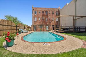 Kolam renang di atau dekat dengan Fort Worth Room