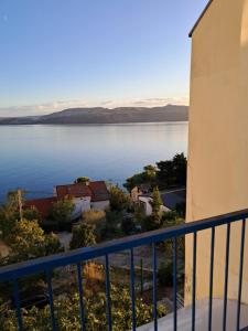 a view of a lake from a balcony at Apartman 98, free parking in Karlobag