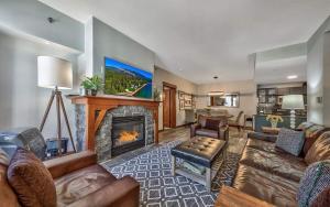 ein Wohnzimmer mit Couch und Kamin in der Unterkunft Palisades Village ski in ski out Mountain Retreat in Olympic Valley