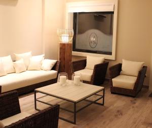 ein Wohnzimmer mit einem Sofa, Stühlen und einem Tisch in der Unterkunft Astoria Hotel in Vico Equense