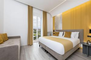 una camera da letto con un letto grande e una finestra di St Peter Twelve a Roma