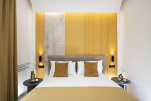 una camera da letto con un grande letto con pareti gialle di St Peter Twelve a Roma