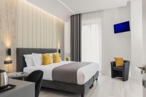 una stanza d'albergo con un letto e una sedia di St Peter Twelve a Roma Altre 37 foto