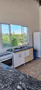 Dapur atau dapur kecil di Recanto do Rocha