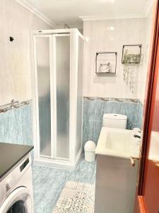 a bathroom with a shower and a sink and a toilet at Apartamento San Lázaro. in Oviedo